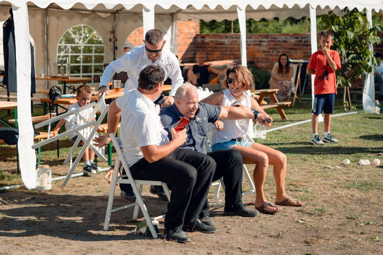 svatební hra, rok s novomanželi, svatba, svatební fotograf, hra na svatbu, zábava na svatbě, svatební inspirace, svatební fotograf Plzeň, svatebčané, statek Pňovany